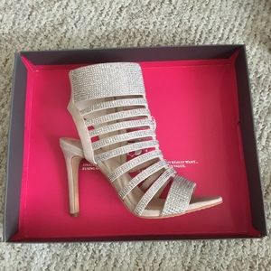 Vince Camuto Katal Sandbar True Suede. Size 7.